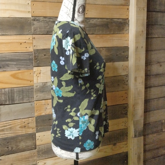 Croft &. barrow classic tee black and green 💚 flowers - Picture 3 of 4